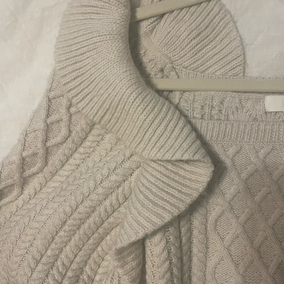 H&M cream sweater size medium. Worn once great condition - Picture 4 of 4